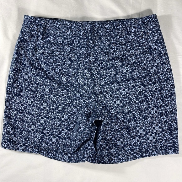 Lands' End womens slate blue geometric pattern flat front 6.5" shorts - size 10 - Picture 3 of 9
